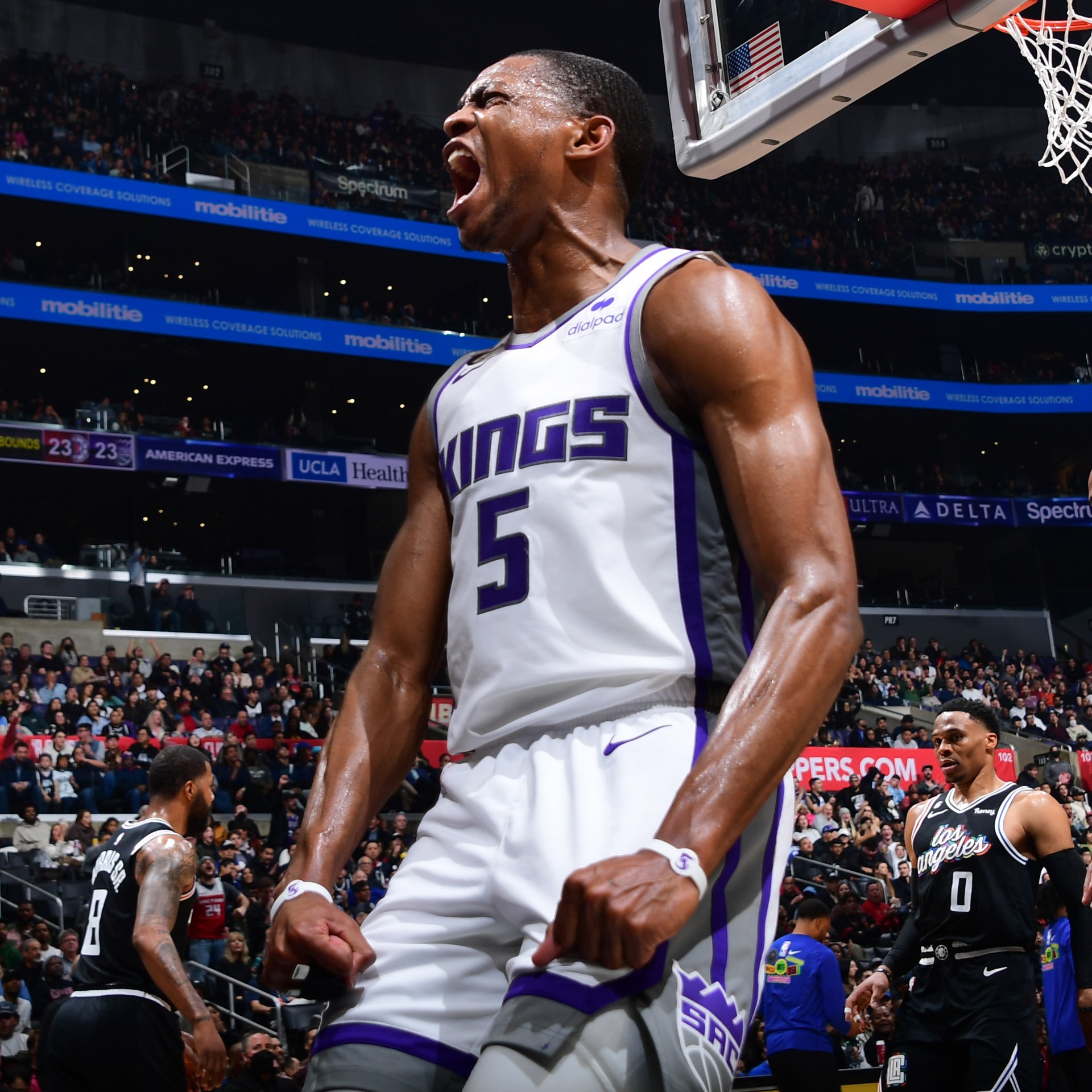 湖人官方傷病報告：詹姆斯右腳傷勢確定缺席明日對陣灰熊比賽