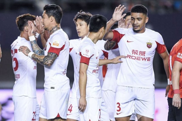 海港3比0轻取亚泰 中超10轮结束上海海港获得8胜2平继续保持不败