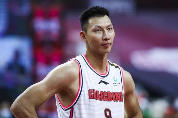 易建联打什么位置比较多？易建联什么时候退役？