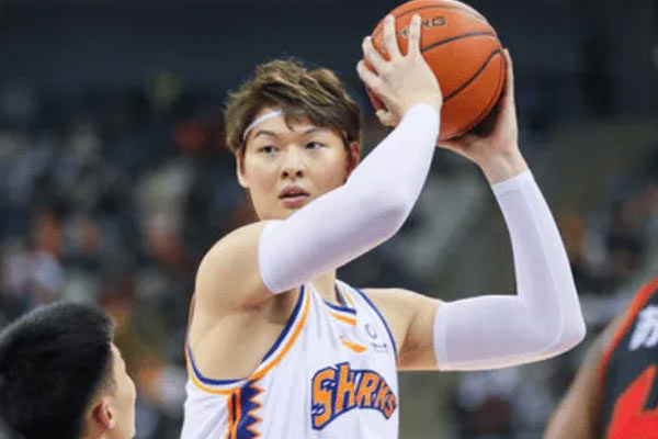 王哲林获得2022-23常规赛最有价值球员，第二次当选！