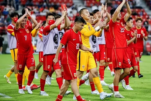 入选本届拜仁世界队名单的中国小将是谁？这名小将的来历是？