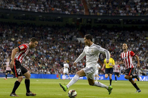 足球简单实用过人技巧！30招足球经典过人技巧！