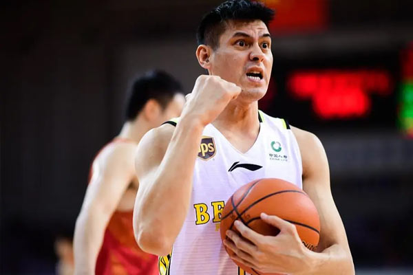 前CBA悍将杨敬敏退役并公开道歉，婚内出轨事件震惊篮球圈