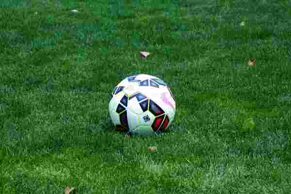 足球犯规有哪些？足球技术包含哪些？