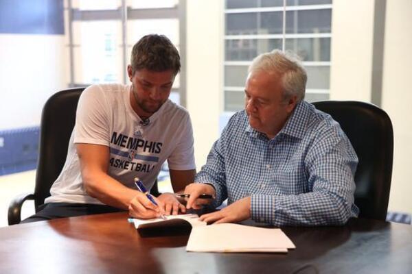 球员签字费和年薪有关吗？球员签字费是按年算吗？