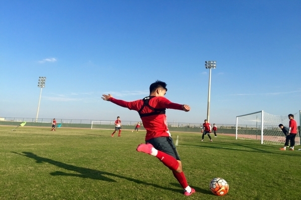 足球运动外围传中是怎样的？外围传中和边路传中的区别是什么？