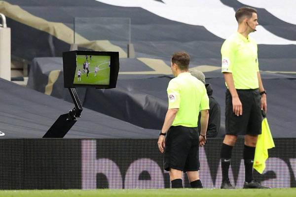 足球VAR裁判是什么意思？var裁判和主裁判的区别？VAR裁判的利弊？