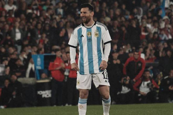 梅西荣膺法甲最佳外籍球员，技艺闪耀法国足坛