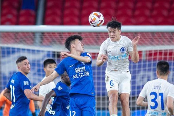 武汉三镇队0-0大连人队连续五场主场平局，积分榜上陷入困境