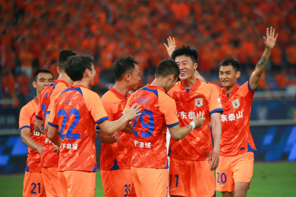 山东泰山队凭多点开花4-1长春泰山取得大胜，重返中超前五