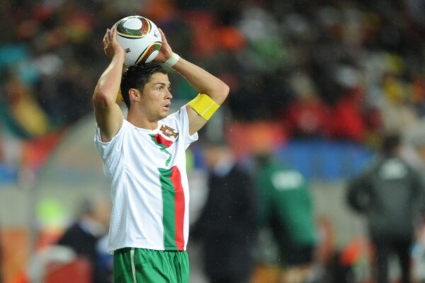 足球边线球如何判罚?足球边线球为什么不是脚踢?