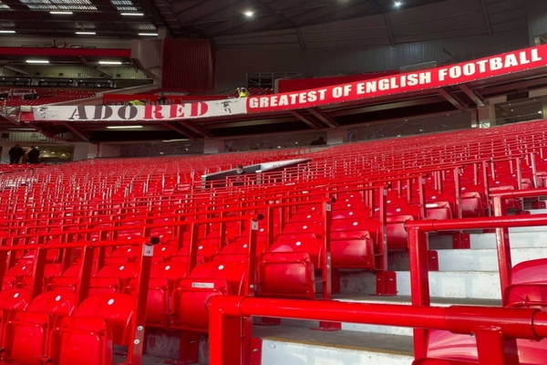 曼联新赛季增设2100个安全站立位，球迷观赛体验再提升！