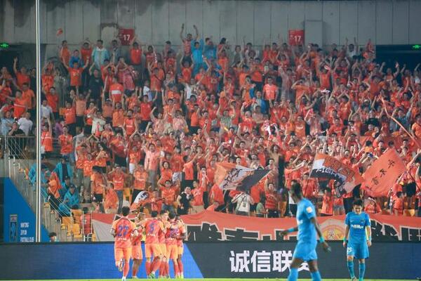 南通支云与山东泰山踢成1-1，激烈对决无分胜负