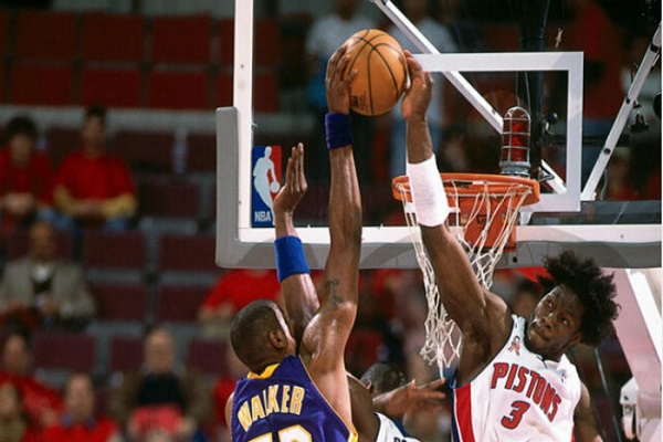 篮球盖帽时球权是进攻球队还是防守球队?