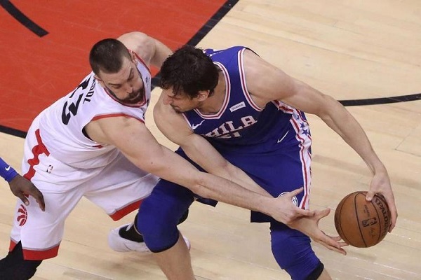 篮球技术犯规和违体犯规哪个更严重?