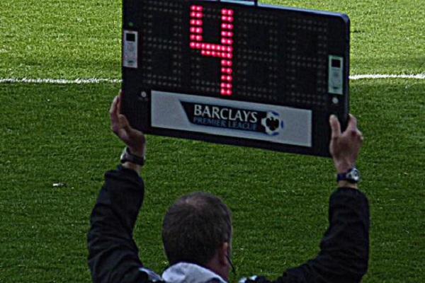 足球比赛补时由谁决定？