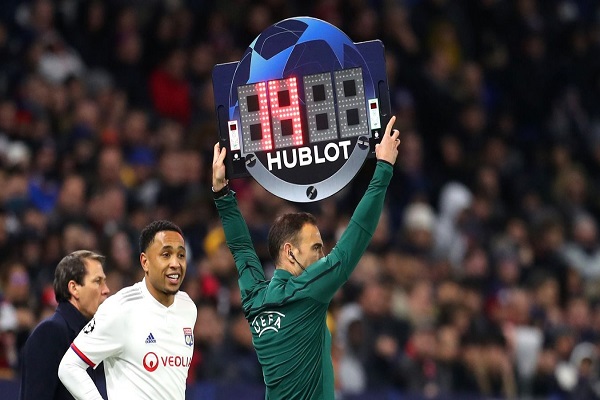 足球比赛中如何利用换人策略改变比赛格局?