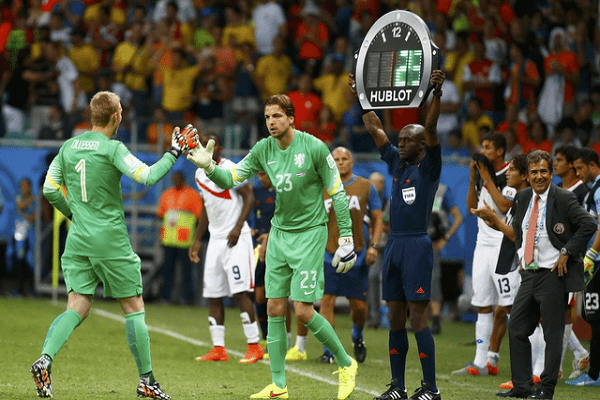 足球比赛中什么情况下可以使用替补球员?