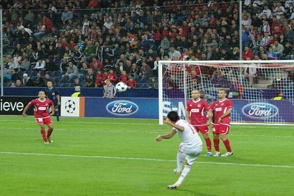 什么情况下会被判罚任意球?什么情况下会被判罚点球?