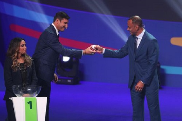 足球比赛中抽签的具体过程和规则是什么？