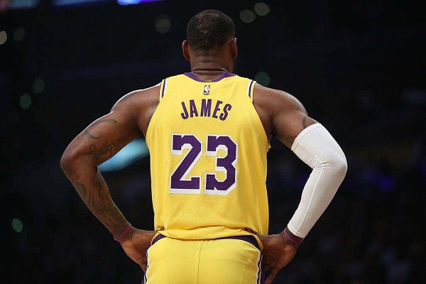 詹姆斯是否能够超越迈克尔·乔丹成为NBA历史上最伟大的球员？