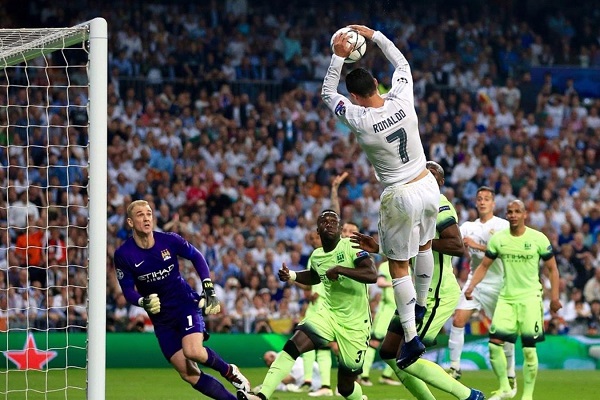 足球不在禁区的手球怎么罚？