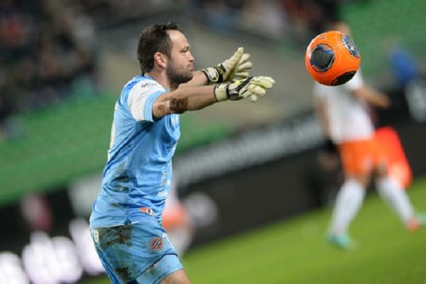 足球守门员禁区内手球怎么判罚？