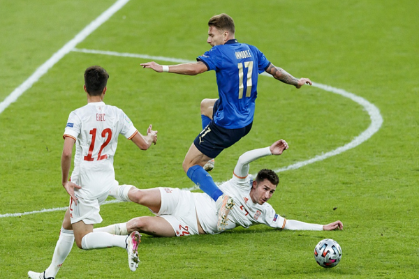 足球后腰站位在哪里?