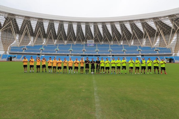 足球队为何在比赛前进行队歌和队旗仪式？