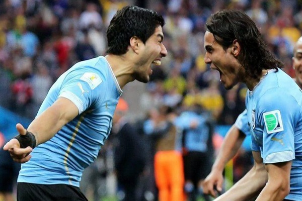 苏亚雷斯和卡瓦尼他们在前锋位置上的角色和风格有何不同？