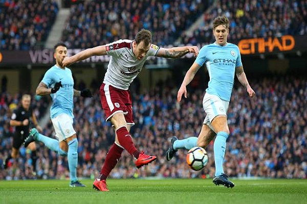 英超球队的防守为何出现频繁的失误和丢球？