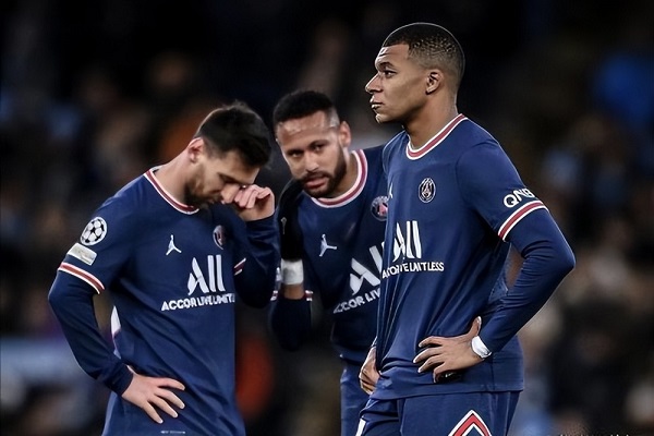 内马尔加盟利雅得新月，签下两年高薪合同与C罗薪资相当！