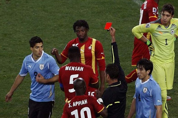 为什么足球比赛中有两名球员拿红牌却没有禁赛？