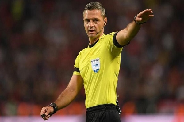 足球比赛中什么情况下可以使用第四名裁判员？