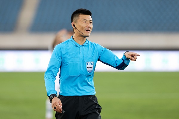 足球比赛中的裁判信号和手势有什么含义？