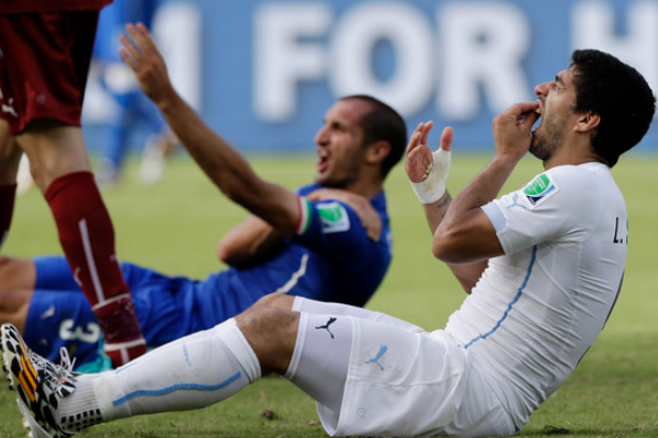 苏亚雷斯比赛咬人是真的吗？