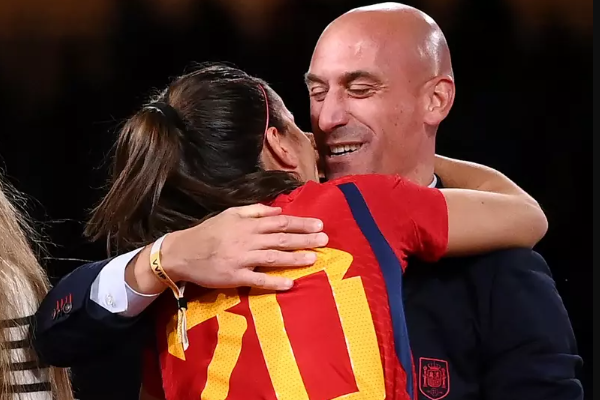 伊涅斯塔谴责西班牙足协 声援女足运动员