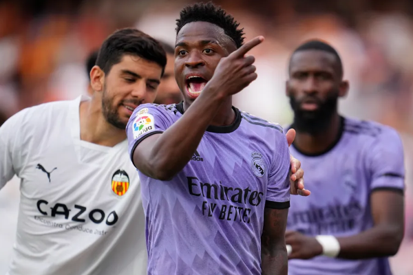 足球比赛中的种族歧视问题怎么解决？