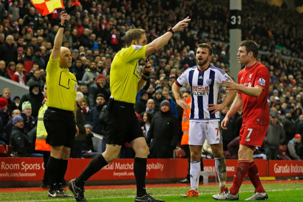 足球裁判员是如何判断越位的？