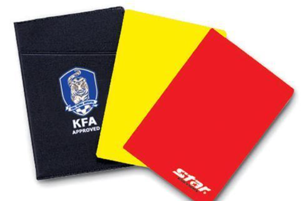 足球比赛中的黄牌和红牌有何不同？