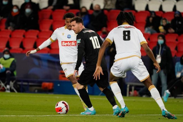 足球中10号球员踢什么位置？