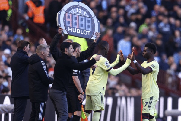 足球比赛中的替补规则是怎样的？