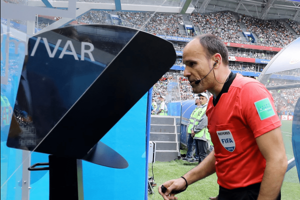 VAR科技如何改变了足球比赛的规则和裁判决定？