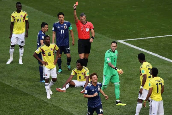 足球比赛中的离场和下场有何区别？