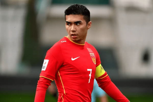 广州队球员艾菲尔丁对裁判表达不满：希望提高裁判水平