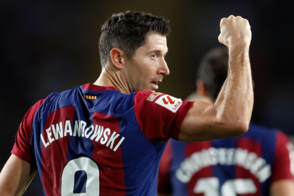 莱万领衔助巴萨5-0大胜贝蒂斯