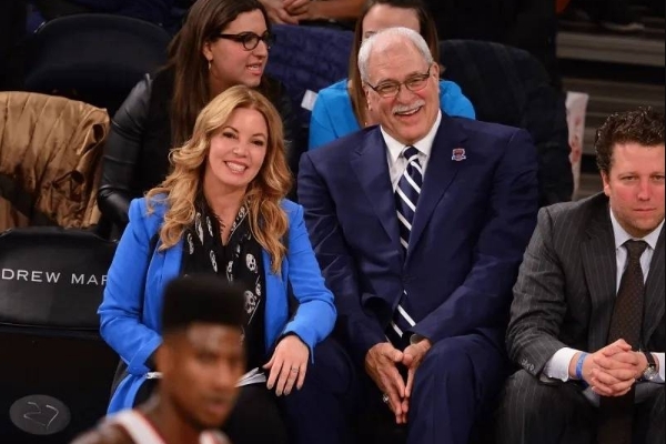 湖人老板珍妮-巴斯祝福菲尔-杰克逊78岁生辰快乐