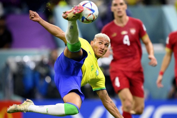 足球中的倒钩是如何实现的？