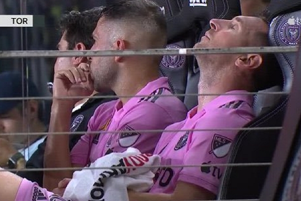 梅西因肌肉不适提前下场