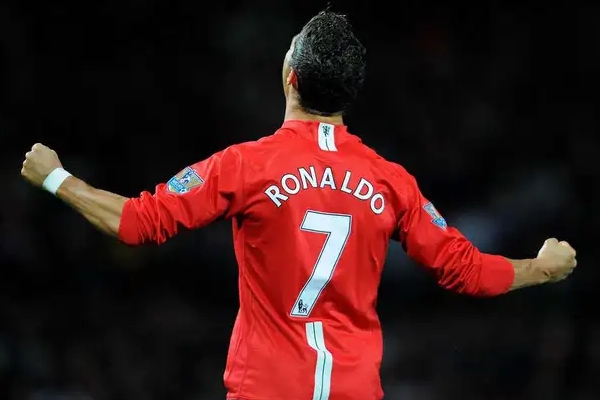 C罗在曼联的球衣号码是几号？